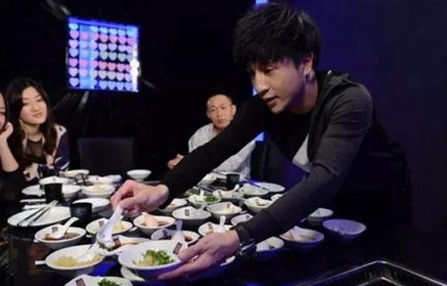 新乡娱乐圈热潮与明星万圣节多彩造型对比